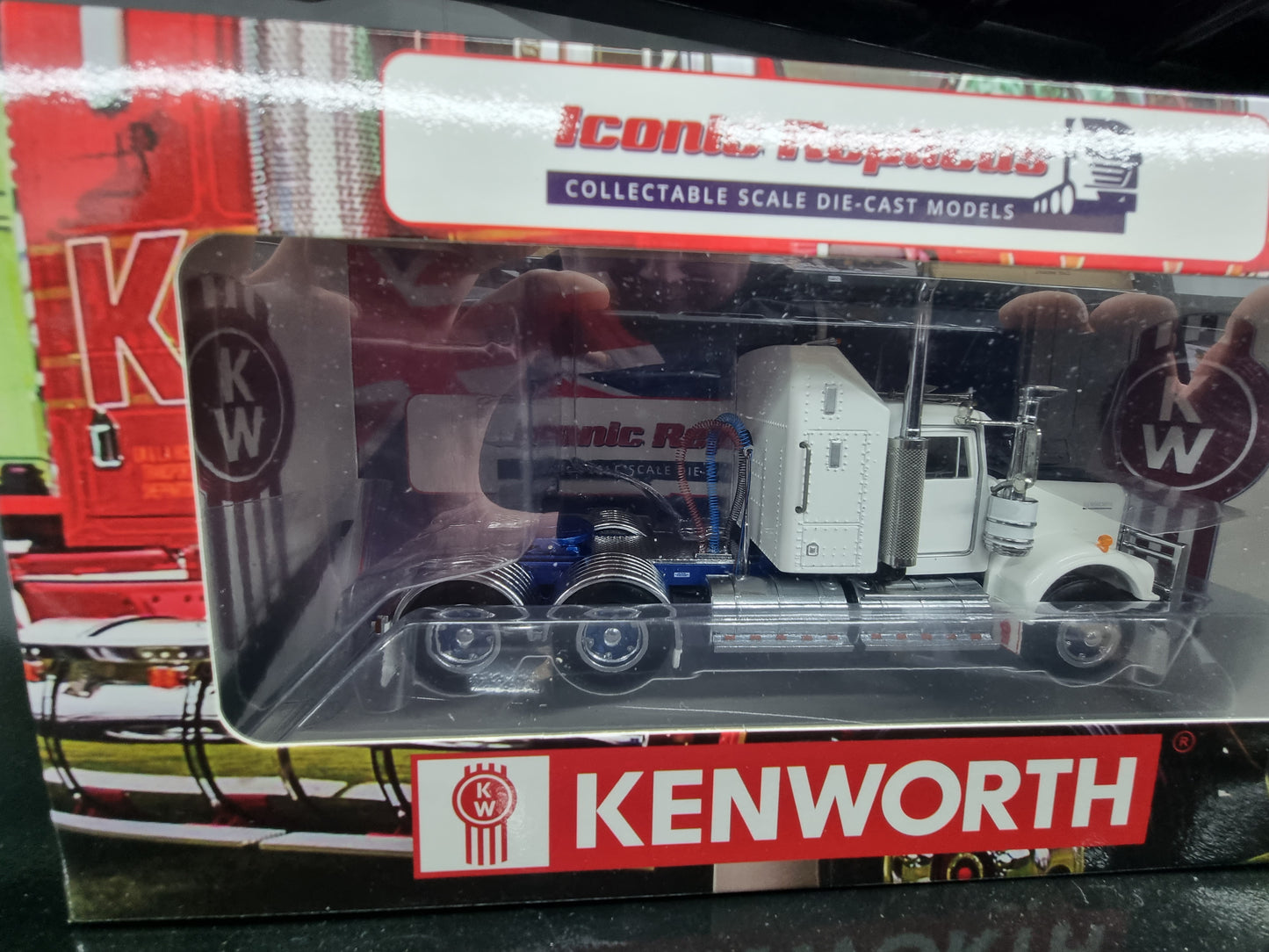 1/50 W900 White / Blue with Spiders