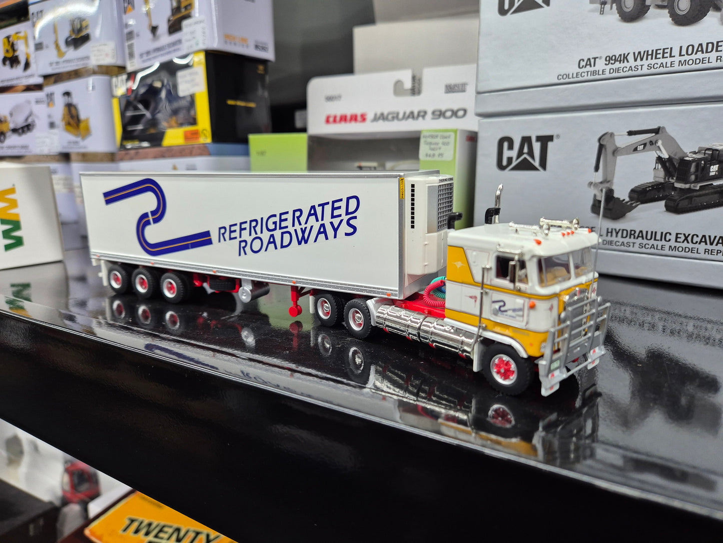 1/64 Refrigerated Roadways prime mover and refrigerated trailer