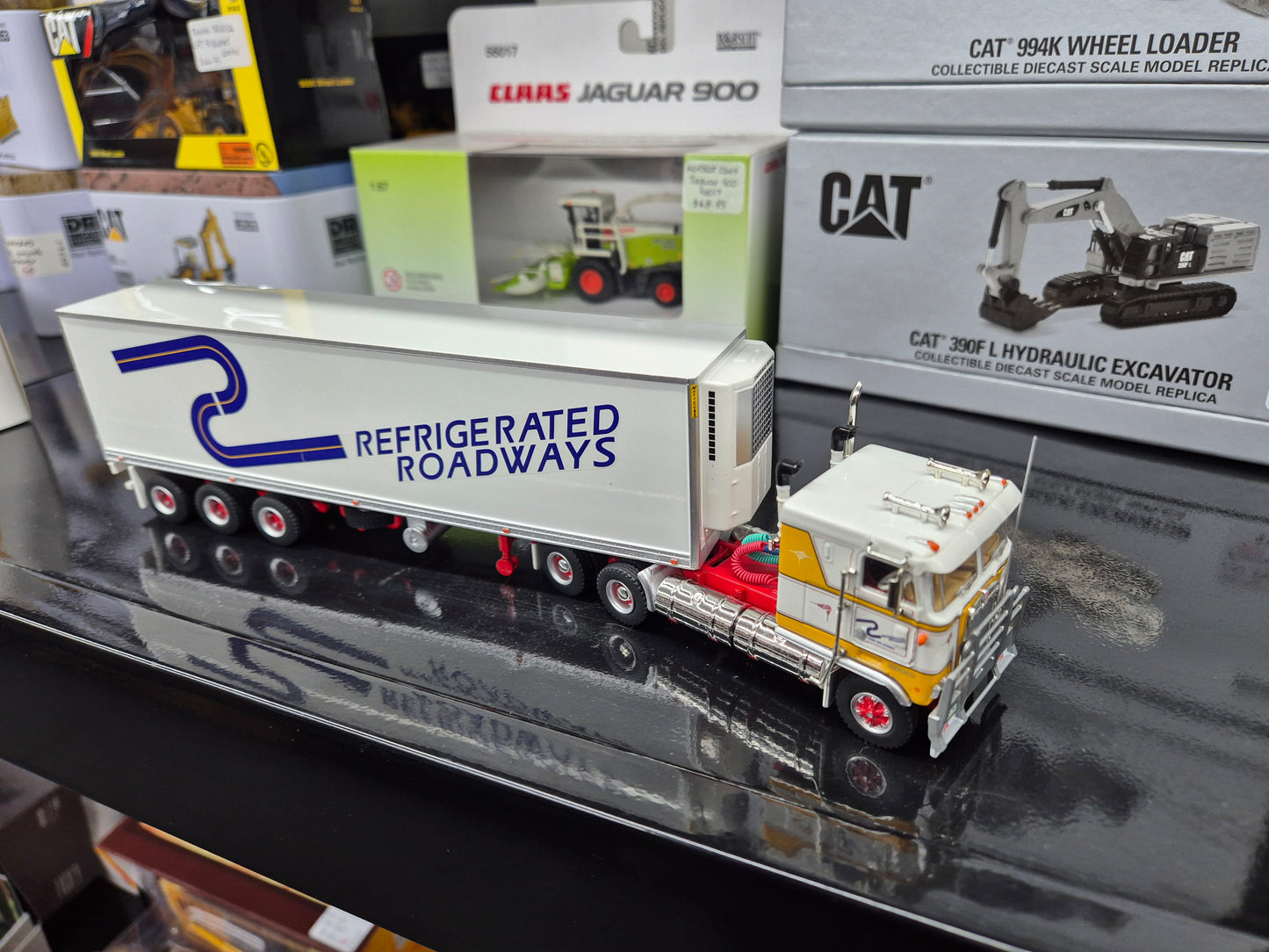 1/64 Refrigerated Roadways prime mover and refrigerated trailer