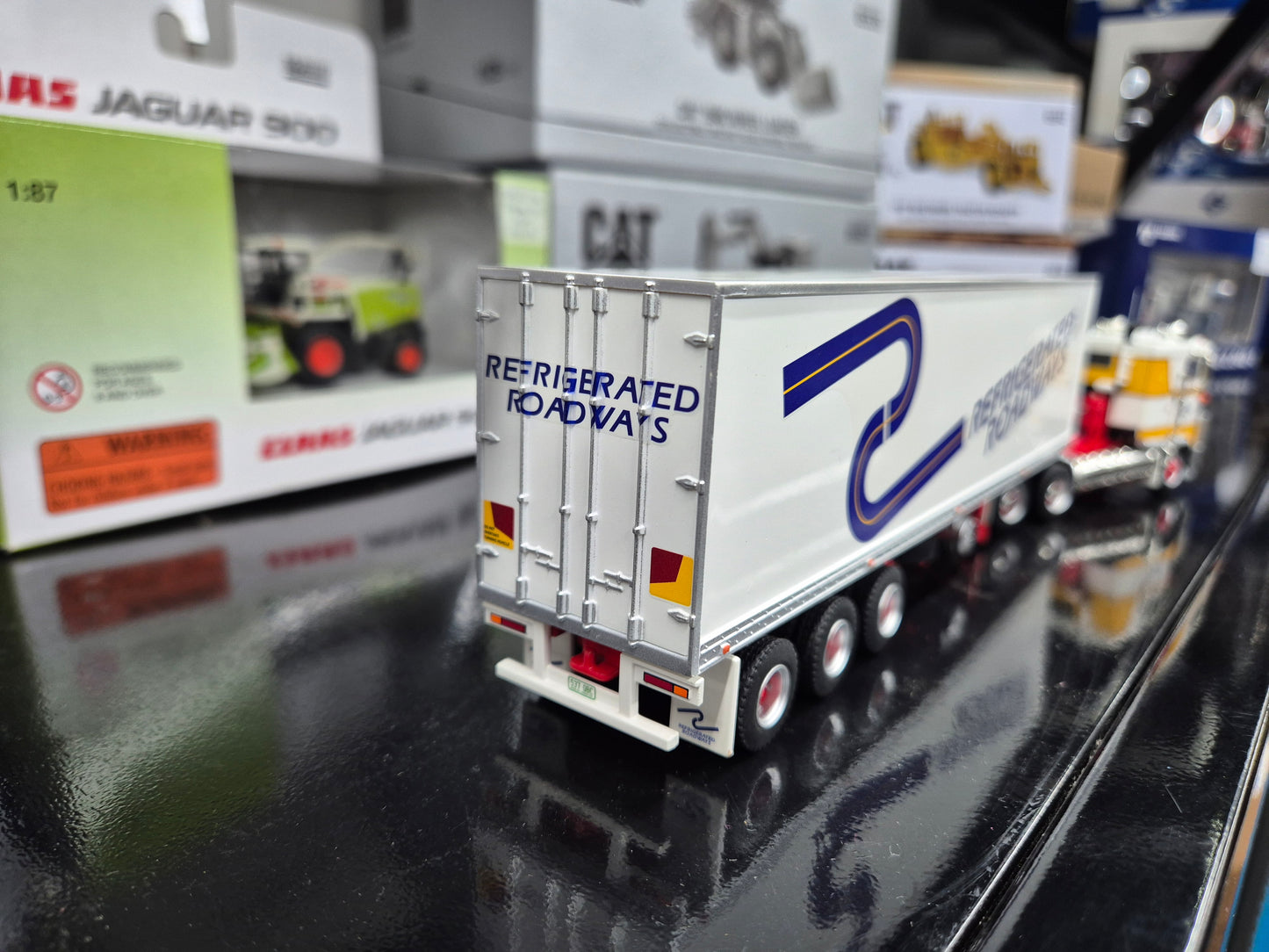 1/64 Refrigerated Roadways prime mover and refrigerated trailer