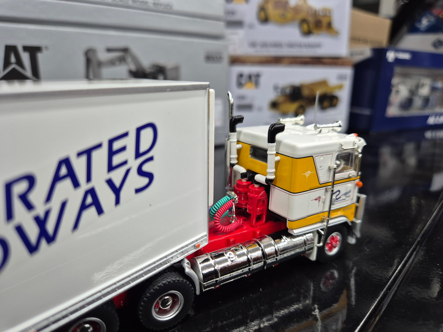 1/64 Refrigerated Roadways prime mover and refrigerated trailer