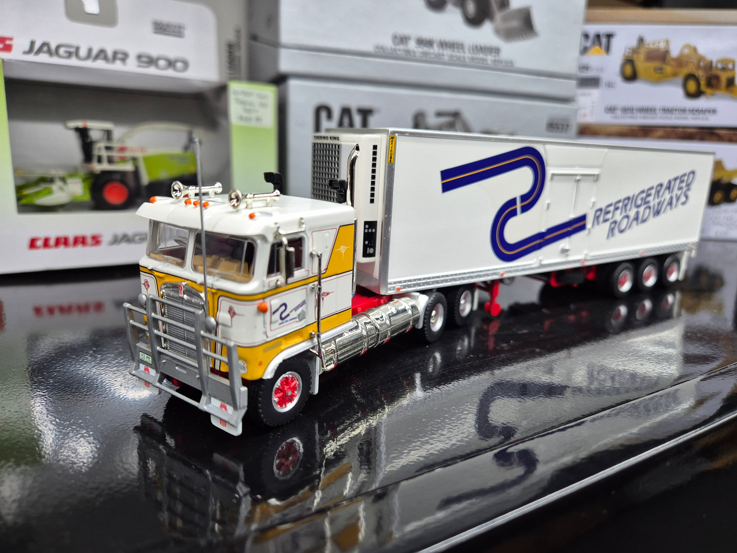 1/64 Refrigerated Roadways prime mover and refrigerated trailer