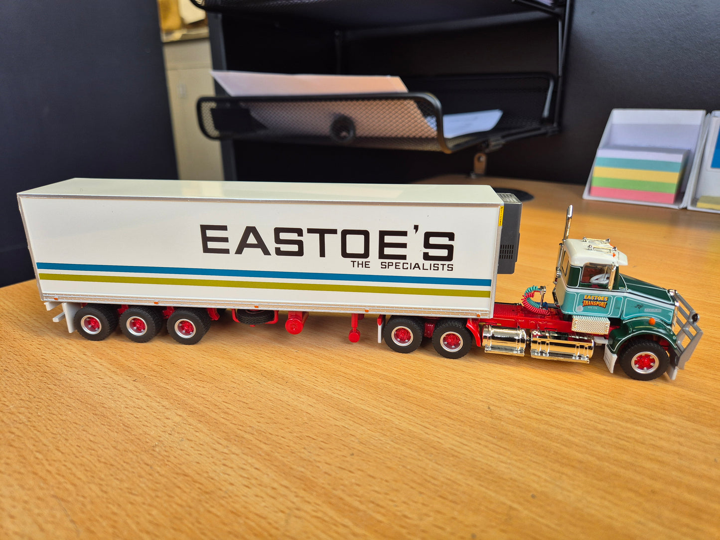 1/64 Eastoe's - prime mover and refrigerated trailer