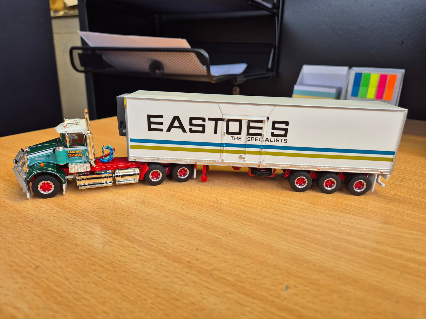 1/64 Eastoe's - prime mover and refrigerated trailer