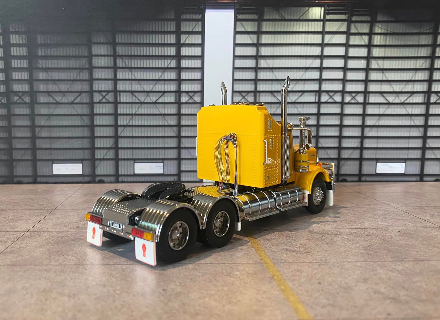 1/50 W900 Chrome Yellow