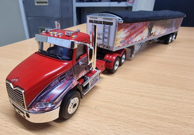 1/64 Mercier Mack pinnacle day cab w/minimizer parts and wilson grain traier