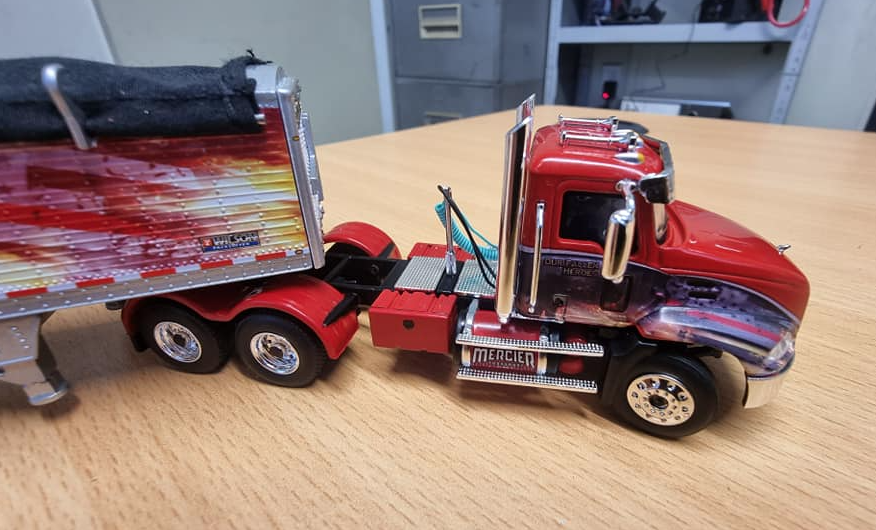 1/64 Mercier Mack pinnacle day cab w/minimizer parts and wilson grain traier