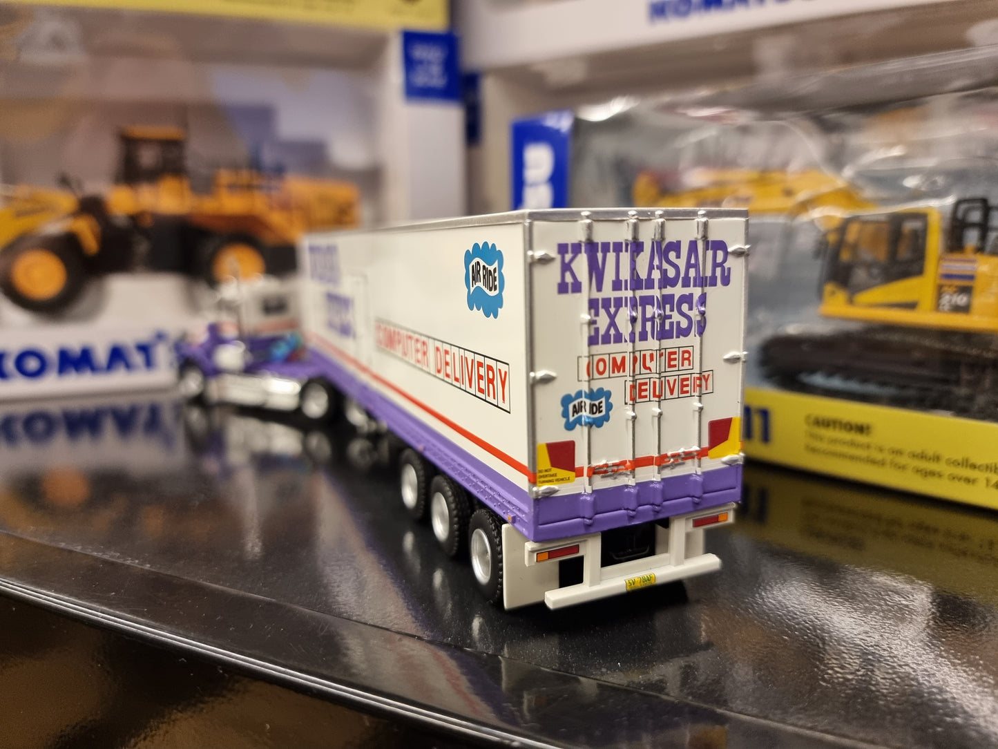 1/64 Kwikasair - prime mover and refrigerated trailer