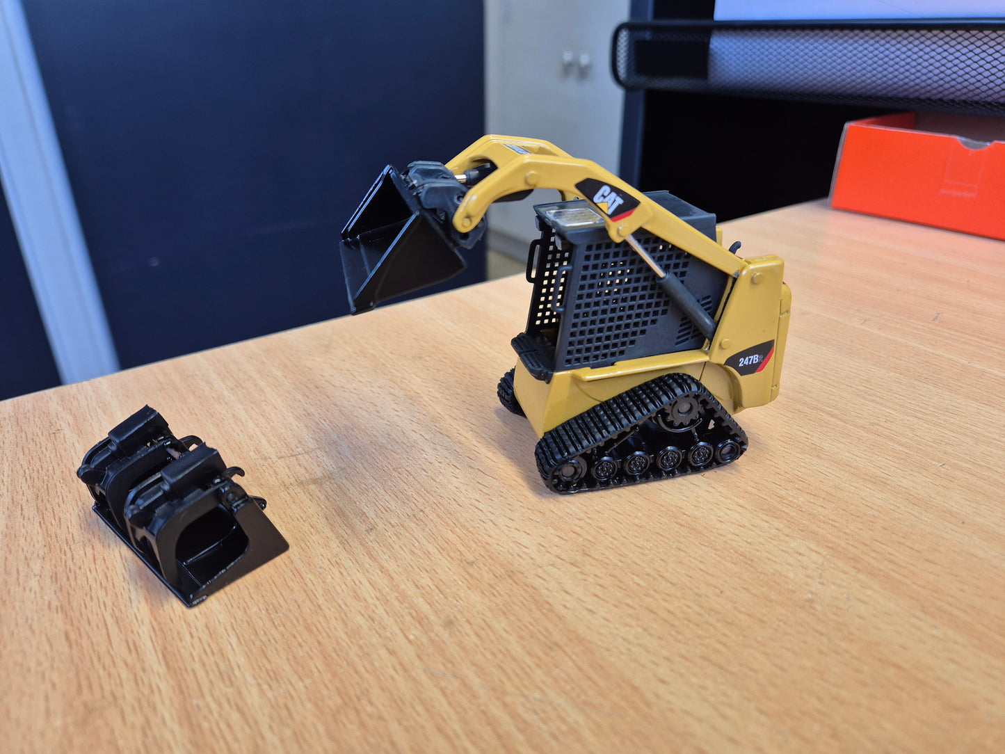1/32 Cat 247B2 Skid Steer 55102