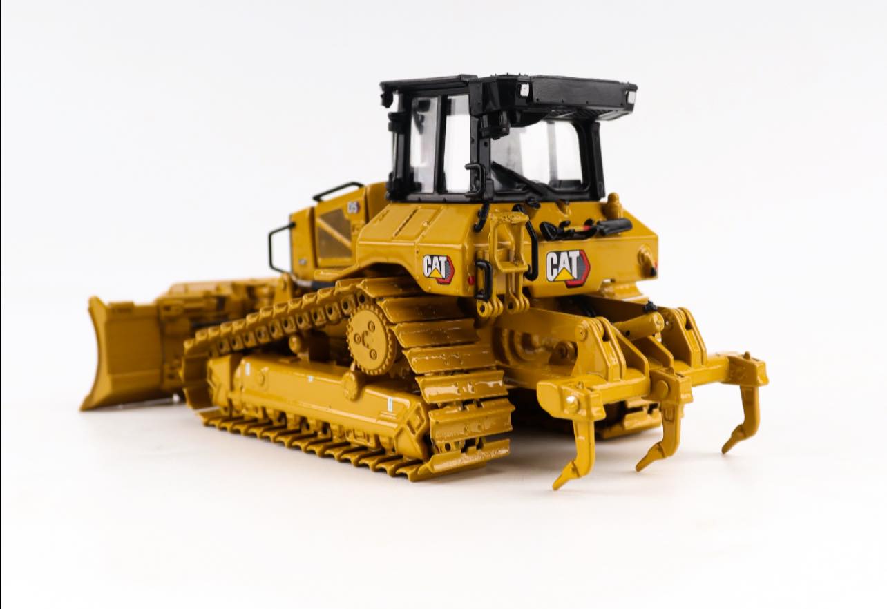 1/50 Cat D5 LGP Dozer with Folding Blade High Line Series