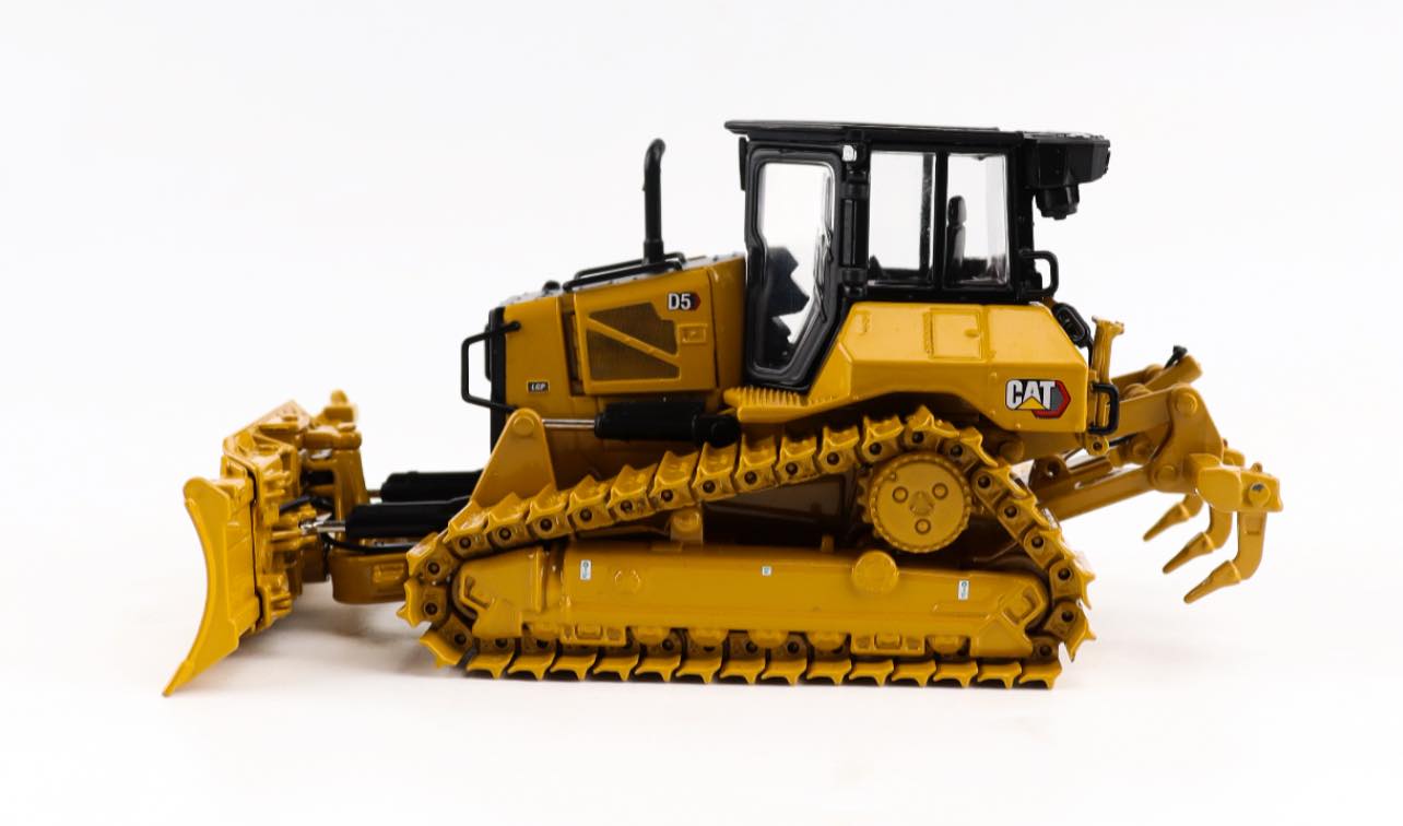 1/50 Cat D5 LGP Dozer with Folding Blade High Line Series