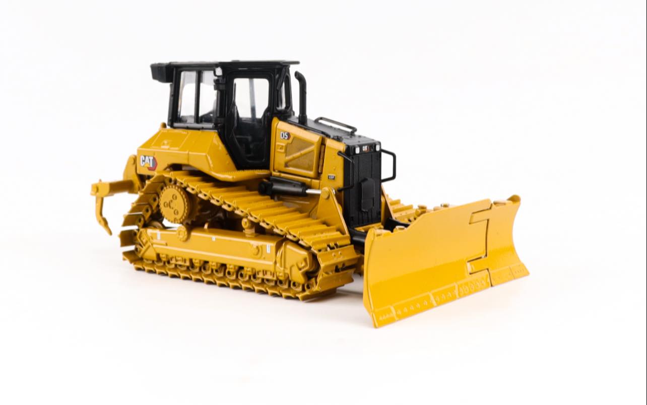 1/50 Cat D5 LGP Dozer with Folding Blade High Line Series