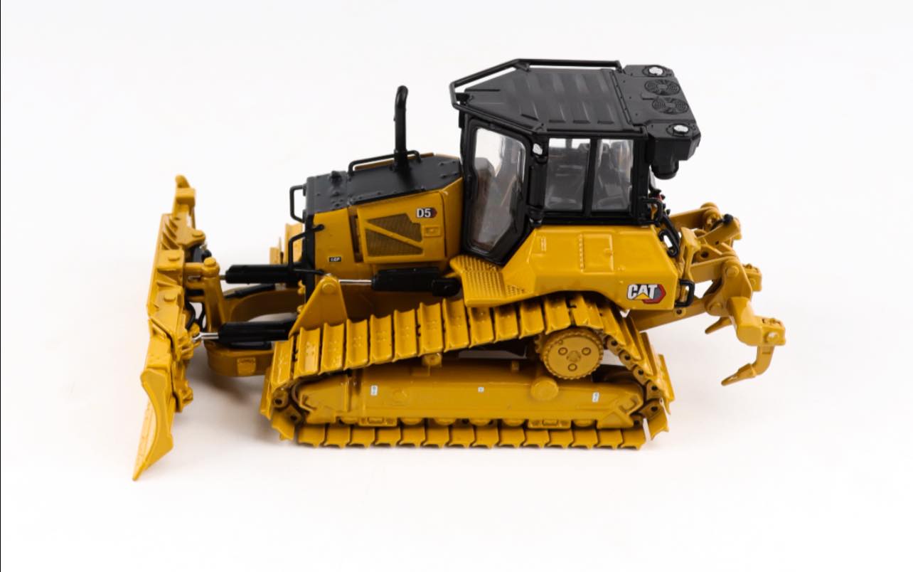 1/50 Cat D5 LGP Dozer with Folding Blade High Line Series