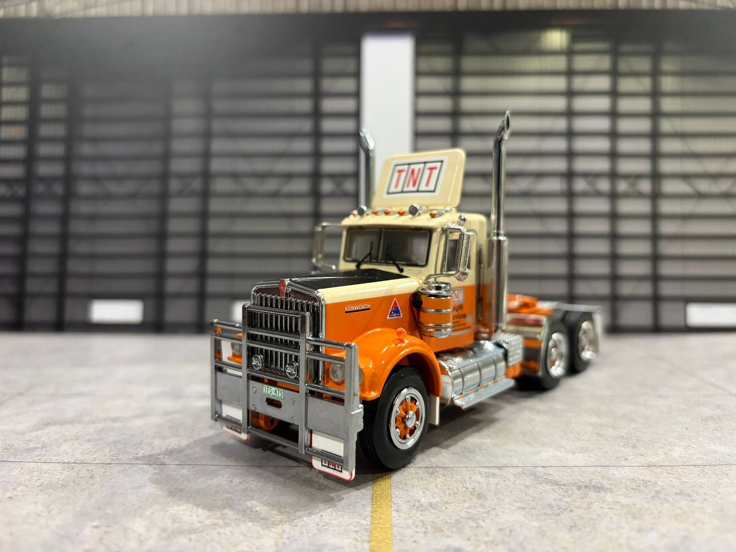 1/50 W900 Day Cab TNT