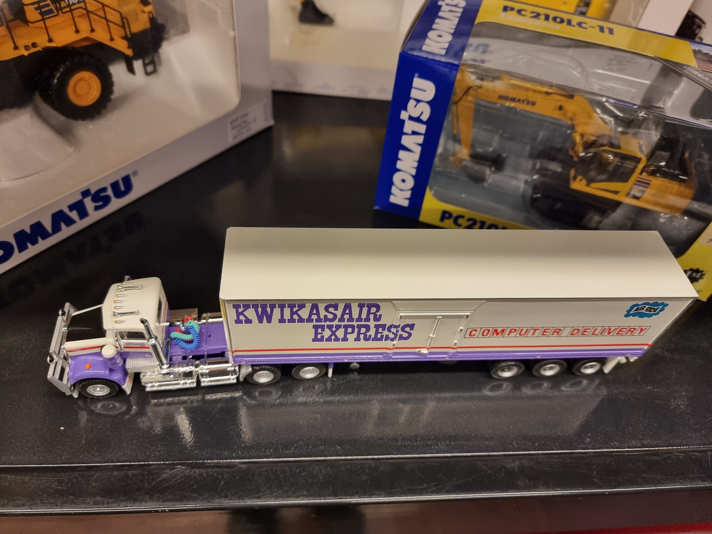 1/64 Kwikasair - prime mover and refrigerated trailer